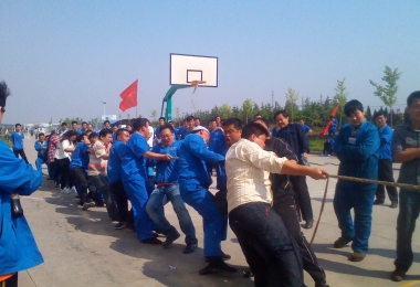 “五四”青年拔河比赛